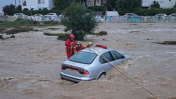 Las dos mujeres sobre las que cayó un muro el sábado en Roda de Berà (Tarragona) por el temporal siguen en estado crítico