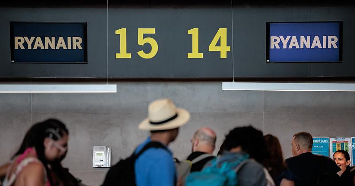 Intenta colar cocaína y hachís en un vuelo y le pillan porque la maleta se quedó atascada en la cinta