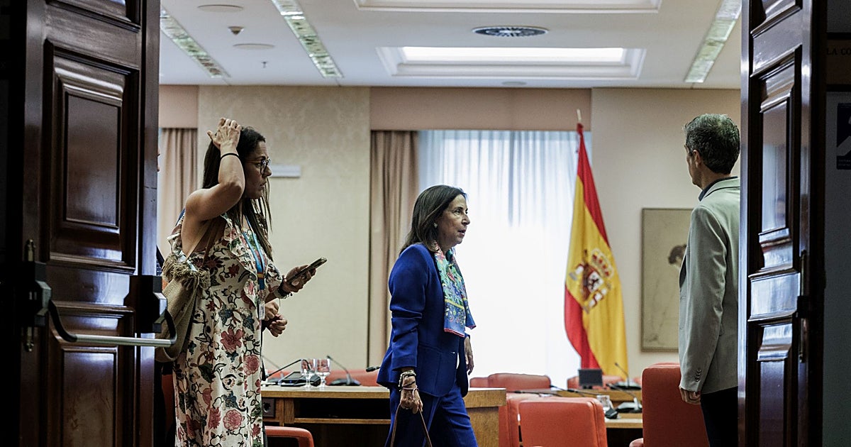 El Gobierno lanza una campaña contra Robles, que no cede y mantiene el pulso