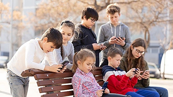 Los informáticos gallegos piden enseñar a los niños el uso de pantallas en la educación