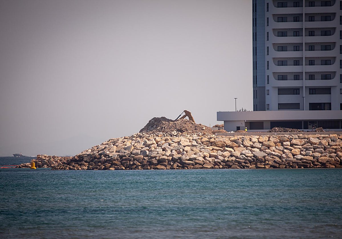 Gibraltar vuelve a ocupar aguas españolas tras la caída de la Verja