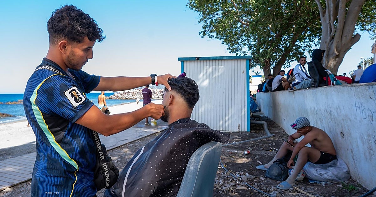 Venta de ropa y peluquería a cinco euros en El Trampolín: los inmigrantes montan sus propios negocios