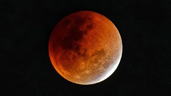 El eclipse de Luna casi total que oscurecerá Andalucía esta madrugada: horarios y provincias en las que mejor se verá