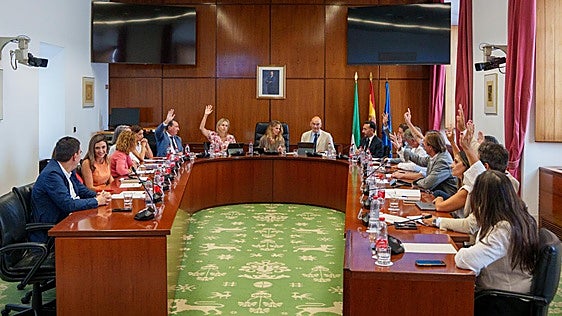 El Parlamento andaluz rechaza con los votos de PP y Vox convocar un pleno extraordinario por el incendio de Niebla