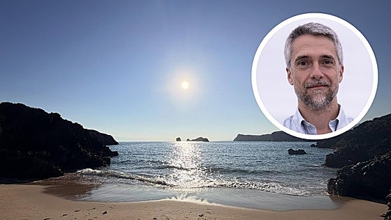 El pueblo pesquero de Asturias donde veranea Carlos Franganillo: esconde una isla y está considerado el mejor destino de playa de España