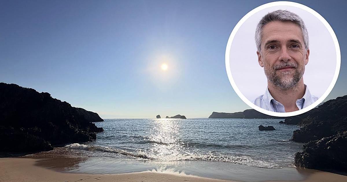 El pueblo pesquero de Asturias donde veranea Carlos Franganillo: esconde una isla y está considerado el mejor destino de playa de España