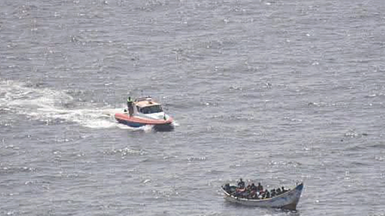 Mauritana intercepta un cayuco rumbo a Canarias con 161 personas a bordo