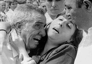 Vecinos de Puerto Hurraco tras la masacre en 1990