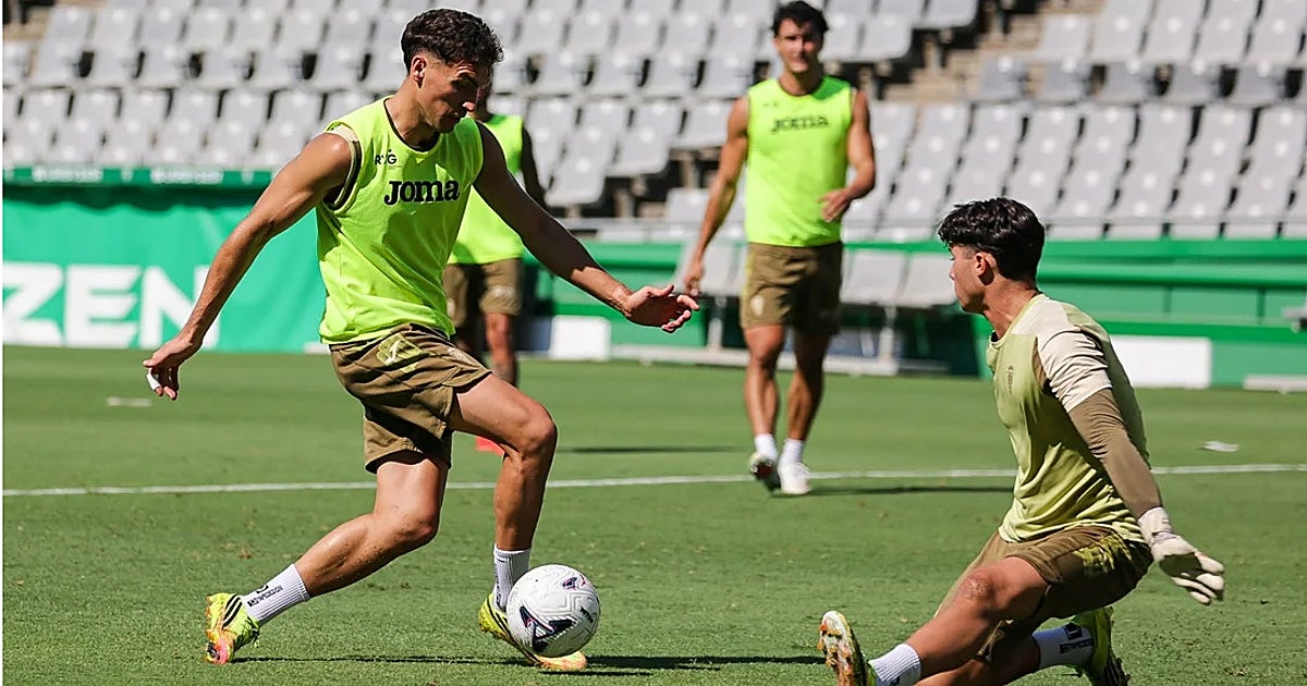 El Córdoba CF busca prolongar su impulso ante el Granada en un derbi de altura en El Arcángel