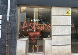 La sede de EH Bildu en Baracaldo amanece con pintadas de «asesinos»