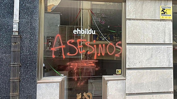 La sede de EH Bildu en Baracaldo amanece con pintadas de «asesinos»