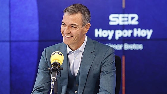 Sánchez se entrevista solo y todo bien, normal