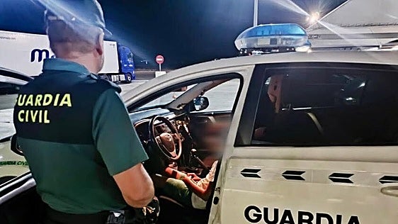 Un padre olvida a su hijo de 10 años en una gasolinera de Cáceres y no se percata hasta que la Guardia Civil da con él dos horas después