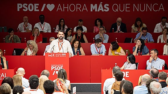 Ayuntamientos del PSOE intentan salvar el choque con protestas «paralelas»