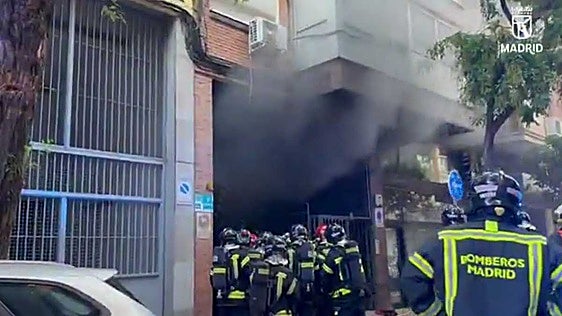 Muere un joven de 26 años en el incendio de unos trasteros con bicicletas eléctricas en Arganzuela