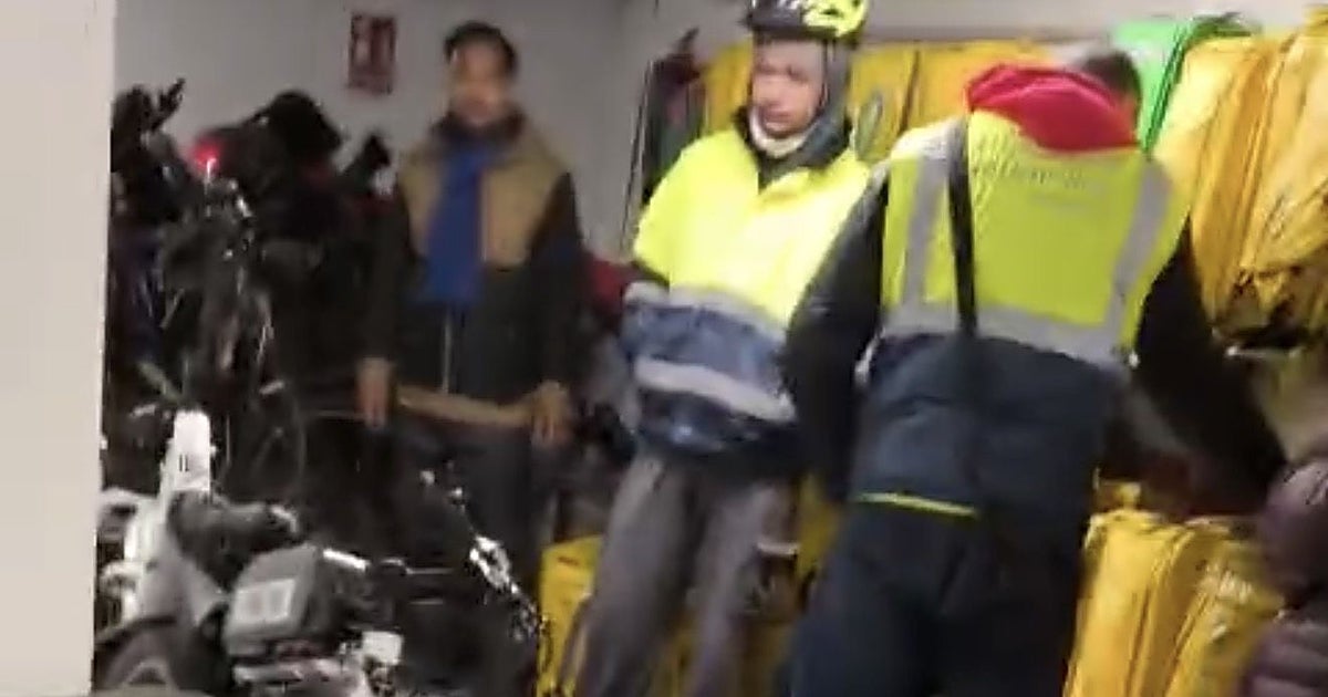 Muere un repartidor al arder una batería en un trastero de bicicletas de riders