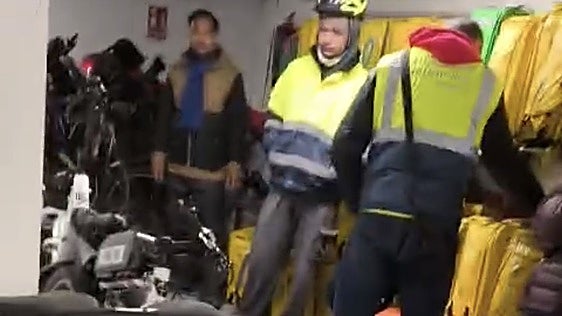 Muere un repartidor al arder una batería en un trastero de bicicletas de 'riders'