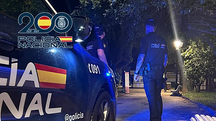 La Policía Nacional evita que un hombre salte al vacío desde la décima planta de un hotel en Tenerife