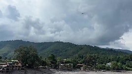 Pueblo nepalí de Devighat, sepultado bajo varios metros de barro, piedras y escombros