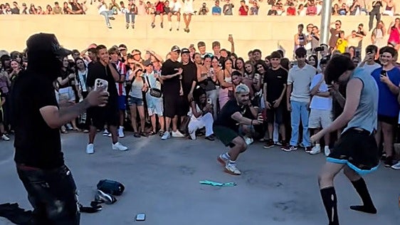 Farmear 'aura' en Córdoba: la nueva batalla viral que arrasa entre los jóvenes