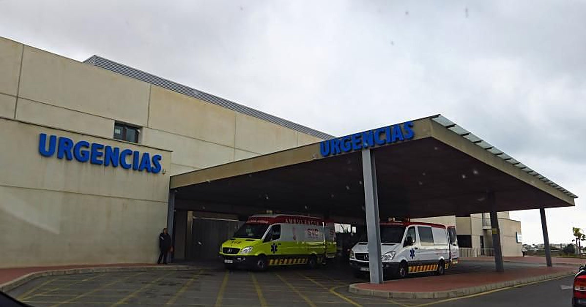 Suspendido de empleo y sueldo un médico por negarse a atender a pacientes: acumuló 200 quejas en un año