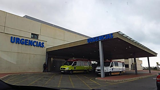 Suspendido de empleo y sueldo un médico por negarse a atender a pacientes: acumuló 200 quejas en un año