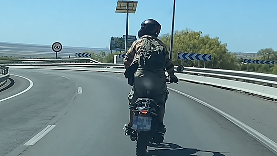 Un motorista siembra el pánico en la autovía de Jerez haciendo eses entre dos carriles: «No lo adelantes»