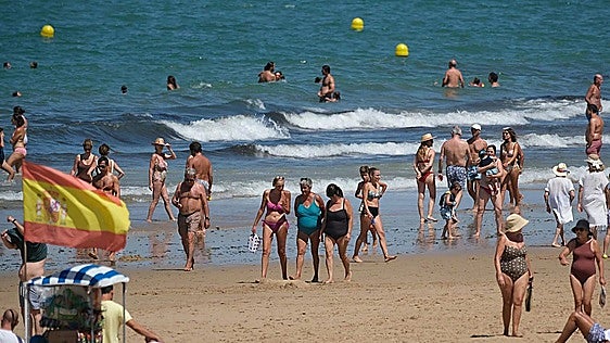 Sanidad autoriza el baño en tres de las cinco playas cerradas por bacterias fecales en Cádiz