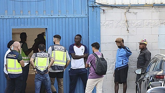 La Policía busca a más de una docena de agresores sexuales de la invasión a Ceuta