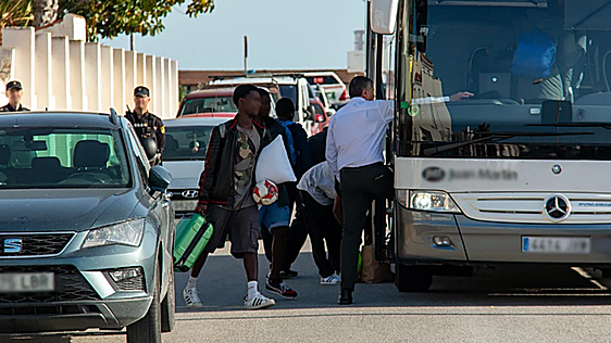 Andalucía debe pagar 45.000 euros al año por cada menor migrante que acoge