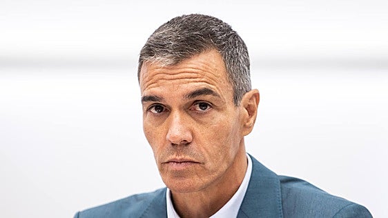 Sánchez se dedica a felicitar a los ceutíes e ignora el informe que implica a Marruecos