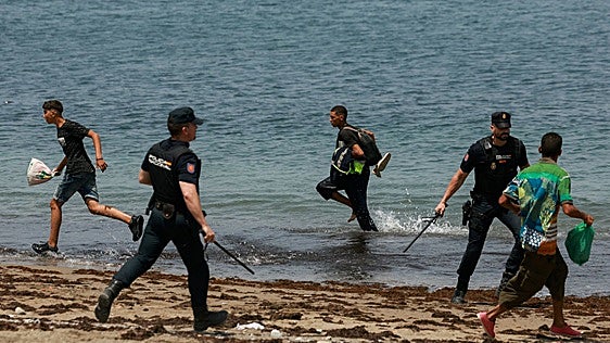 Las redes marroquíes espiaron a militares y policías españoles antes y después de la invasión a Ceuta