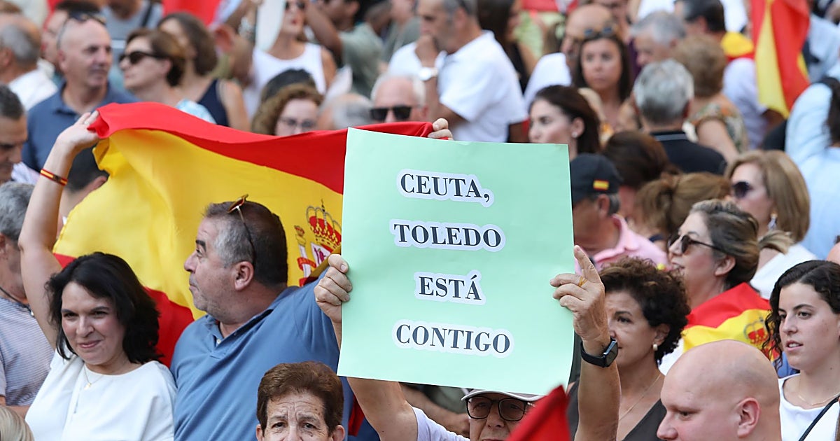 Toledo se vuelca con Ceuta: lleno histórico en la plaza del Ayuntamiento