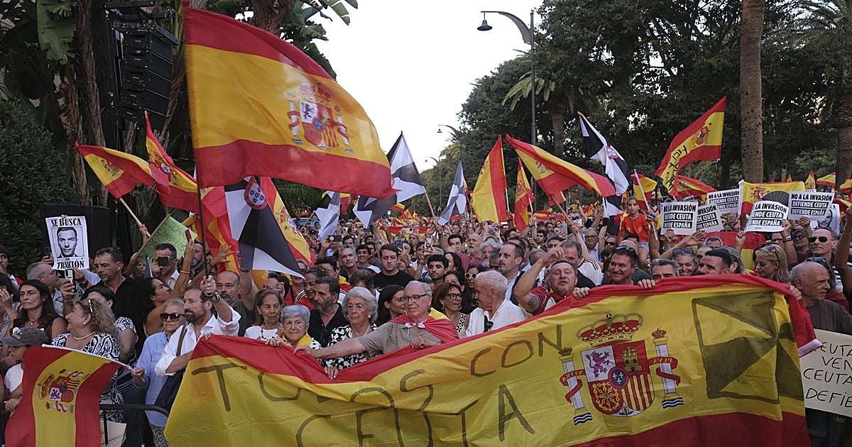 Miles de malagueños se solidarizan con el pueblo ceutí y lanzan un mensaje de apoyo a pie de calle