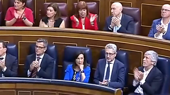 Rufián dice a Sánchez que tiene «un problemón importante» porque Robles «no le ha aplaudido»