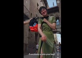 Críticas a Desigual por ironizar con los carteristas de Barcelona en su nueva campaña: «Aquí todo el mundo quiere tu bolso»