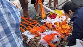 Los nepalíes celebran funerales sin los cuerpos de fallecidos aún desaparecidos