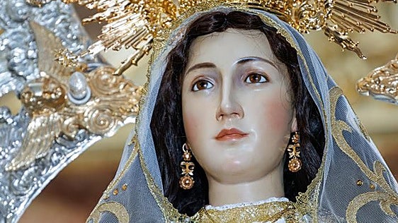 El trabajo minucioso del restaurador que ha recuperado el esplendor de la patrona de Lillo en Toledo