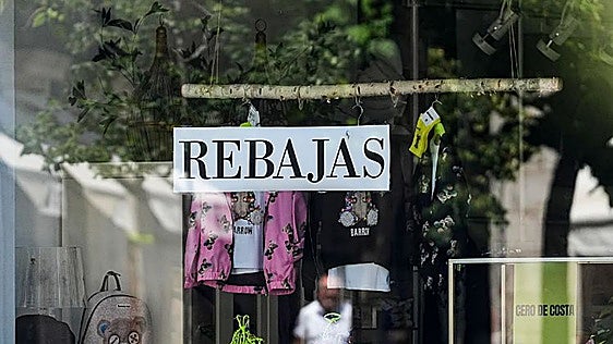 El calor extremo y la pérdida de poder adquisitivo lastran las rebajas de verano
