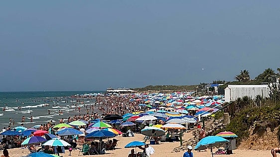 La playa de Micaela en Chipiona reabre al baño tras seis días cerrada por bacterias