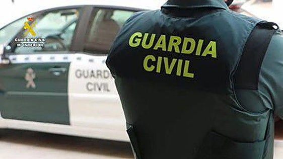 Herido grave tras chocar un todoterreno contra un camión cargado de bombonas en Lugo