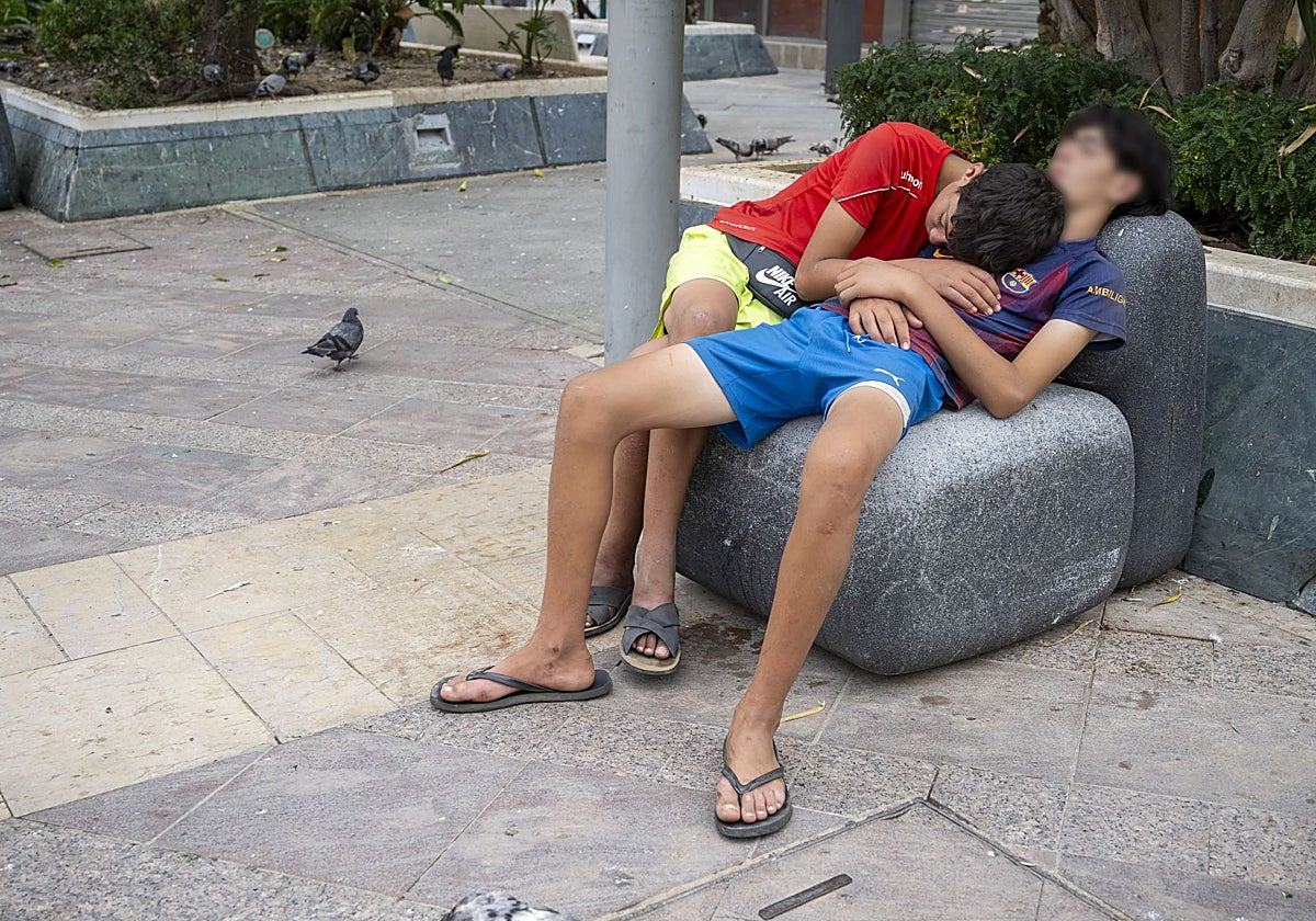 Dos adolescentes duermen en un parque, a 1 de agosto de 2026, en Ceuta (España).