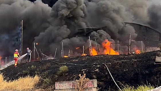 Un incendio en una planta de residuos provoca una gran columna de humo negro en Cuenca