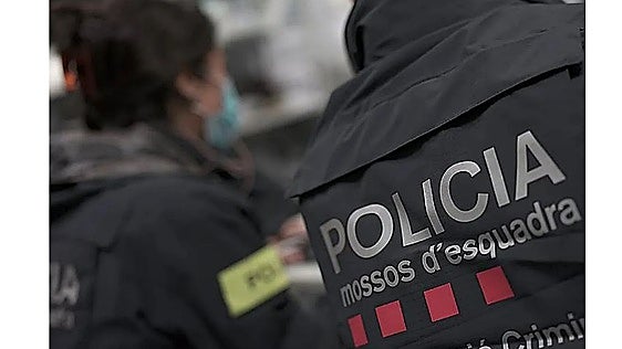Los Mossos buscan al presunto autor de una agresión sexual a una menor en un portal de Barcelona