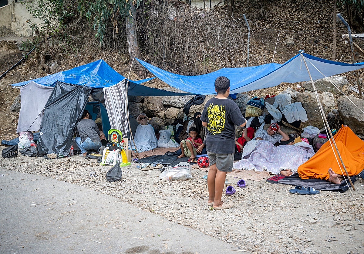 El Gobierno asume el control del puerto de Ceuta para alojar a migrantes en carpas