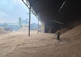 Un incendio alcanza varios acopios de serrín en una instalación industrial de Villacañas