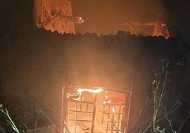 Un incendio forestal amenaza varias viviendas en Alcaudete de la Jara (Toledo)