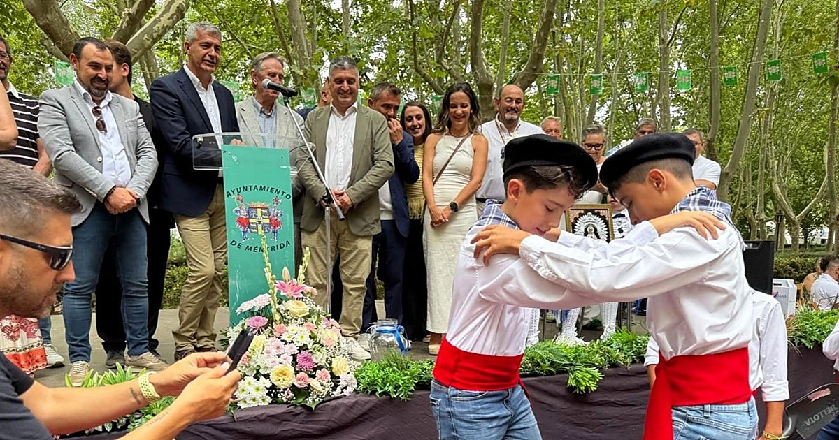 Los niños danzantes de Méntrida pisan la uva que da inicio al primer mosto de la vendimia
