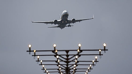 Radiografía del turbulento aterrizaje de Fly2Galicia en Lavacolla