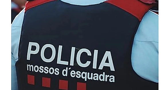 Un hombre resulta herido crítico tras saltar de un cuarto piso después de apuñalar a tres personas en Barcelona